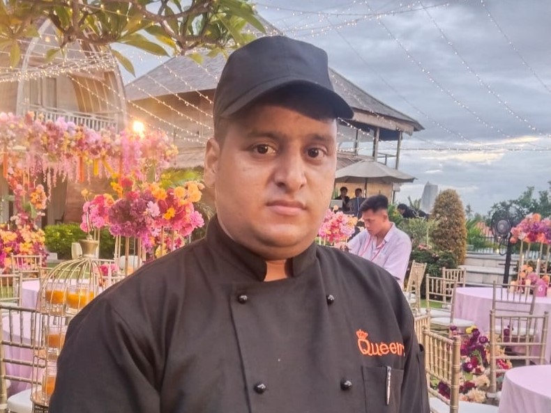 Chef de Partie, Curry & Tandoor Specialist Matbar Singh at Queen’s Tandoor Indian Restaurant Seminyak Bali